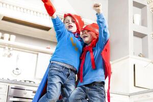 les enfants en jouant à étant magnifique héros photo