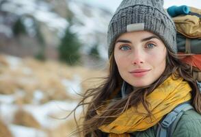 ai généré Jeune femelle promeneur avec sac à dos pause pendant une enneigé Montagne randonnée dans hiver photo