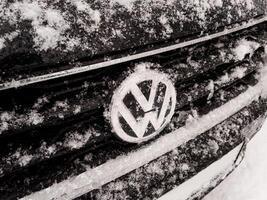 Minsk, Biélorussie, février 09, 2024 - couvert de neige volkswagen logo photo