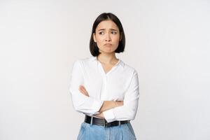 image de triste Bureau fille, asiatique femme bouder et renfrogné déçu, permanent dérangé et affligé contre blanc Contexte photo