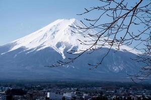 Montagne Fuji de neige sur Haut dans Japon avec bleu ciel et des nuages vue Contexte photo