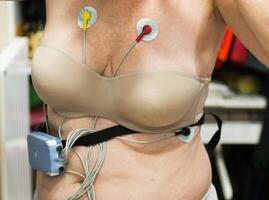 caucasien femme portant Holter moniteur dispositif pour du quotidien surveillance de cœur. photo