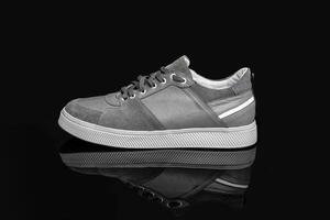 gris décontractée des sports des chaussures baskets isolé sur une noir Contexte photo