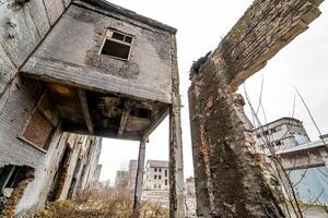 abandonné industriel bâtiment. ruines de un vieux usine photo