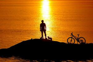 sportif gars cyclisme près le rivière dans le soir. Masculin cycliste équitation vélo. en bonne santé actif mode de vie photo