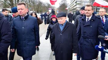 Varsovie, Pologne. sept février 2024. le chef de le opposition pis faire la fête, Jaroslaw Kaczynski, pendant une presse conférence dans de face de le sejm photo