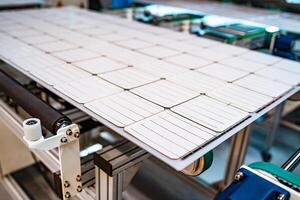 production de solaire panneaux, homme travail dans usine. photo