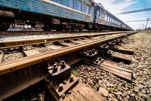 vieux bleu wagon sur rails fermer. en bois dormeurs ou traverser cravates. photo