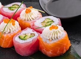Sushi Rouleaux enveloppé avec Saumon et thon photo