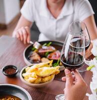 homme et femme en buvant rouge du vin dans le restaurant photo