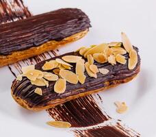 Chocolat éclairs avec amandes sur assiette photo