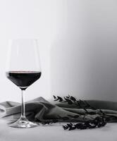 verre de rouge du vin sur pierre photo