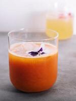 Frais carotte jus et camomille sirop avec citron photo