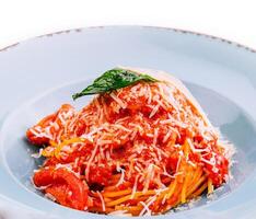 spaghetti Pâtes dans tomate sauce et Parmesan fromage photo