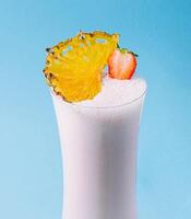 verre tasse de Milk-shake avec sec ananas et des fraises photo