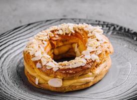 rond gâteau avec mendal et Crème photo