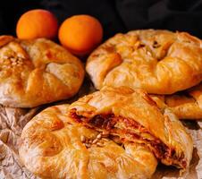 placinta, traditionnel moldave des pâtisseries avec les pêches photo