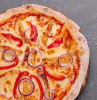 Haut vue barbecue poulet Pizza avec des légumes photo