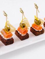 canapés avec fromage et rouge poisson photo