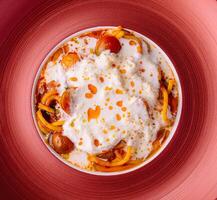 italien spaghetti Pâtes avec cuit Cerise tomates photo