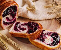 gros chignon avec coquelicot des graines sur en bois planche photo