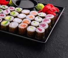 Japonais Sushi gros ensemble sur Haut vue photo