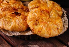 cuisine traditionnel tartes avec Pomme et citrouille sur en bois planche photo