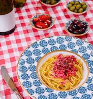 Pâtes spaghetti avec différent les types de Olives et du vin photo