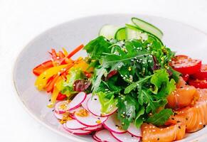 fumé ou salé Saumon salade avec concombres, roquette, poivrons et des radis photo