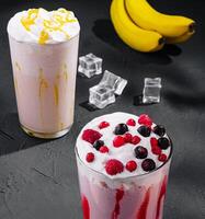 délicieux milkshakes sur noir pierre avec la glace cubes photo