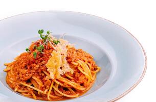 spaghetti bolognaise avec Parmesan fromage et tomates photo