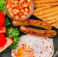 Anglais petit déjeuner sur noir la poêle Haut vue photo