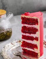 pièce de délicieux rouge velours gâteau avec savoureux crème photo