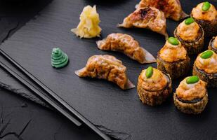 gyoza ou Dumplings casse-croûte et chaud Sushi Haut vue photo