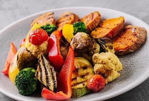 divers barbecue grillé des légumes sur assiette photo