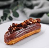 éclair avec Chocolat crème et noisettes photo