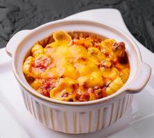 macaroni et fromage cuit sur assiette photo