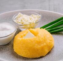 polenta avec oignons, feta fromage et acide crème photo