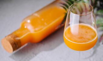 Orange jus dans verre Haut vue photo