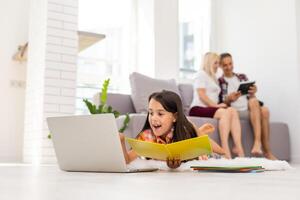 les enfants apprendre Anglais en ligne à maison. homeschooling et distance éducation pour enfants. fille étudiant étude en ligne avec vidéo appel professeur. photo