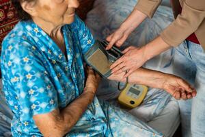 aîné femme ayant mesuré du sang pression par cardiologue photo