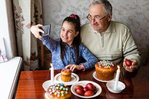 famille selfie avec Pâques des œufs photo