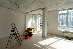intérieur de appartement avec matériaux pendant sur le rénovation et construction, remodeler mur de gypse placoplâtre ou cloison sèche photo