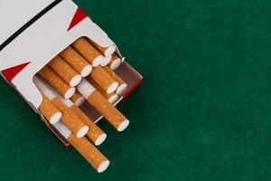 chaotique posé en dehors cigarettes sur une marron mat Contexte photo