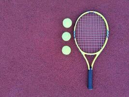 tennis raquette avec une tennis Balle sur une tennis tribunal photo