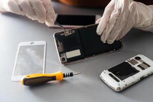 technicien réparer mobile téléphone à tableau, fermer photo
