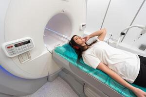 médical ct ou mri analyse dans le moderne hôpital laboratoire. intérieur de radiographie département. technologiquement Avancée équipement dans blanc chambre. magnétique résonance Diagnostique machine photo