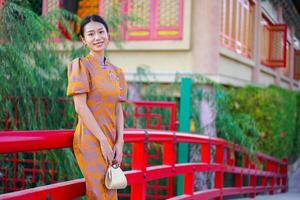 chinois femme dans traditionnel costume pour content chinois Nouveau année concept photo