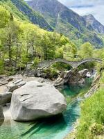 une pont plus de une rivière dans le montagnes photo