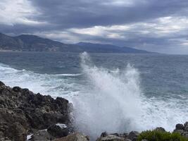 vagues se brisant sur les rochers photo